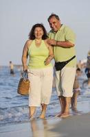 feliz pareja de ancianos en la playa foto