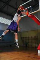 jugador de baloncesto en el pabellón deportivo foto