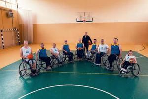 una foto de equipos de baloncesto con discapacidades con el selector en el gran salón antes del comienzo del partido de baloncesto