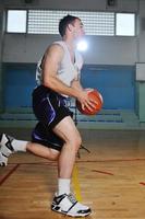 jugador de baloncesto en el pabellón deportivo foto