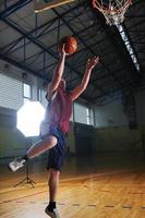 jugador de baloncesto en el pabellón deportivo foto