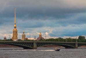 vista de san petersburgo con puente de agua y aguja foto