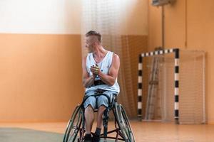 un jugador de baloncesto con discapacidad celebra ganar puntos en un juego en la arena foto