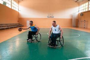 veteranos de guerra discapacitados en acción mientras juegan baloncesto en una cancha de baloncesto con equipo deportivo profesional para discapacitados foto