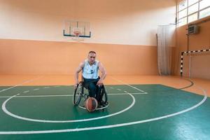 una foto de un veterano de guerra jugando baloncesto en un estadio deportivo moderno. el concepto de deporte para personas con discapacidad