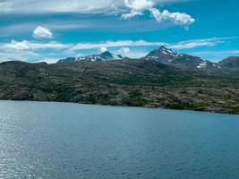 vue en bateau sur le lac de l'Alaska et les montagnes enneigées video