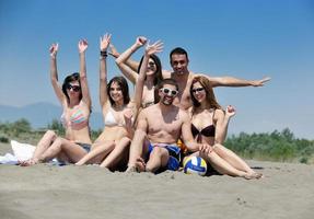 Grupo de niños felices jugando en la playa foto