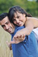 feliz pareja joven tiene tiempo romántico al aire libre foto