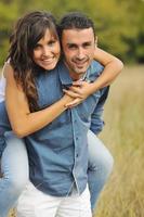 feliz pareja joven tiene tiempo romántico al aire libre foto