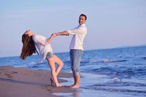 pareja joven en la playa divertirse foto