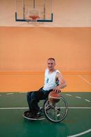 una foto de un veterano de guerra jugando baloncesto en un estadio deportivo moderno. el concepto de deporte para personas con discapacidad