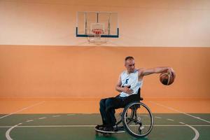 una foto de un veterano de guerra jugando baloncesto en un estadio deportivo moderno. el concepto de deporte para personas con discapacidad