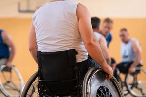 foto de cerca de sillas de ruedas y veteranos de guerra discapacitados jugando baloncesto en la cancha