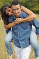 feliz pareja joven tiene tiempo romántico al aire libre foto