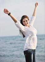 mujer joven disfruta en la playa foto