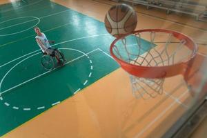 Remolque la foto de un veterano de guerra jugando al baloncesto en un estadio deportivo moderno. el concepto de deporte para personas con discapacidad