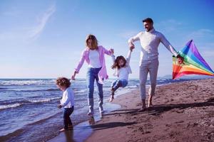 familia feliz disfrutando de las vacaciones durante el día de otoño foto