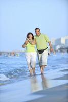 feliz pareja de ancianos en la playa foto