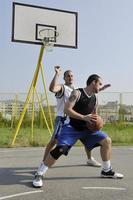 juego de streetball temprano en la mañana foto