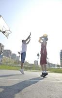 juego de streetball temprano en la mañana foto