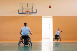 entrenamiento del equipo de baloncesto de inválidos de guerra con equipamiento deportivo profesional para personas con discapacidad en la cancha de baloncesto foto