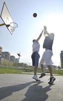 juego de streetball temprano en la mañana foto