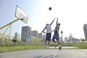 juego de streetball temprano en la mañana foto