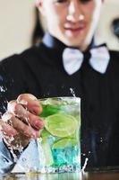 barman profesional prepara una bebida de cóctel en la fiesta foto