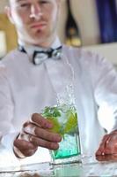 barman profesional prepara una bebida de cóctel en la fiesta