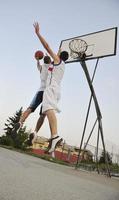 juego de streetball temprano en la mañana foto