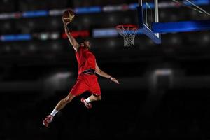 jugador de baloncesto en acción foto