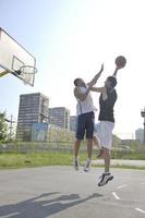 juego de streetball temprano en la mañana foto