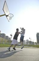 juego de streetball temprano en la mañana foto