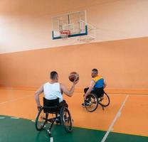 un camarógrafo con equipo profesional graba un partido de la selección nacional en silla de ruedas jugando un partido en la arena foto