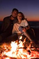 retrato, de, pareja joven, el gozar, por la noche, en la playa foto