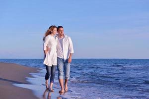 pareja joven en la playa divertirse foto