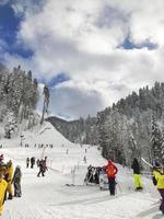 gente de esquí. pista de esquí en montañas y bosques, actividad invernal, esquiadores y practicantes de snowboard en la estación de esquí