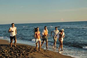 grupo de personas corriendo en la playa foto