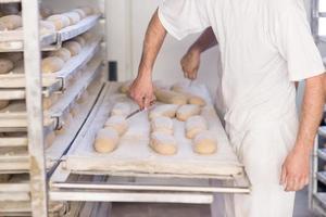 panaderos preparando la masa foto