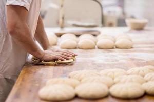 trabajador de panadería preparando la masa foto