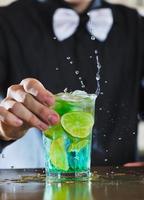 barman profesional prepara una bebida de cóctel en la fiesta foto