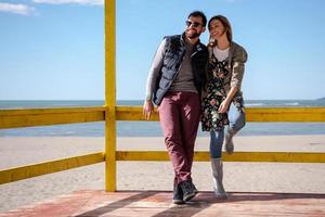 pareja charlando y divirtiéndose en el bar de la playa foto