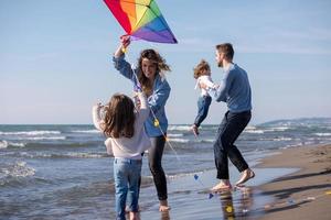 familia feliz disfrutando de las vacaciones durante el día de otoño foto