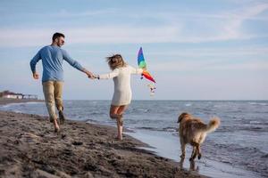 pareja feliz disfrutando del tiempo juntos en la playa foto