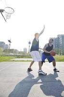 juego de streetball temprano en la mañana foto