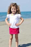 pequeño retrato de niña en la playa foto