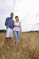 feliz pareja joven tiene tiempo romántico al aire libre foto