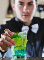 barman profesional prepara una bebida de cóctel en la fiesta foto
