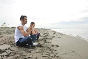 pareja yoga playa foto