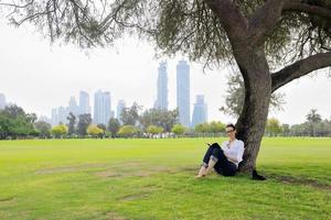 mujer joven leyendo un libro en el parque foto